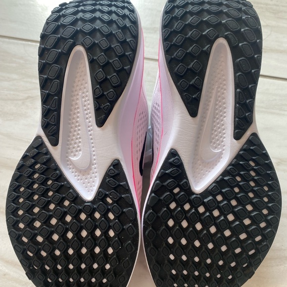 Nike Women's Quest 6 White and Hot Pink Athletic Shoes - NWOB never worn - Picture 4 of 5